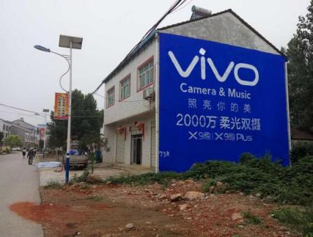 屏边刷墙广告和喷绘墙体广告哪个效果好？