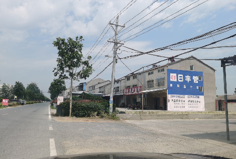 屏边如何能保证墙体广告的醒目性？