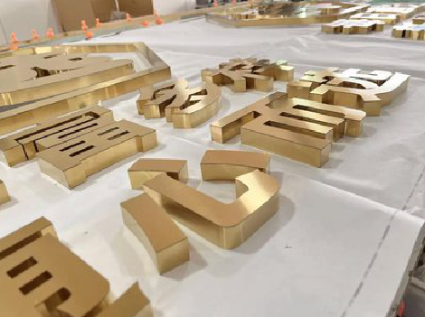 屏边拉丝不锈钢字的特点。